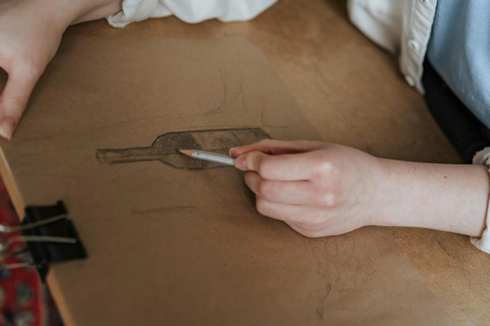 Detalle de técnica de sombreado en retrato realizado por estudiante